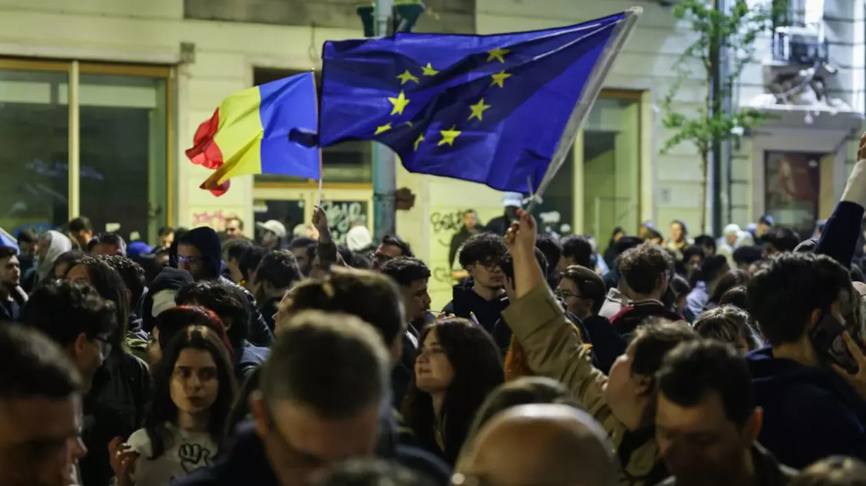 Românii au ieșit în număr mare în stradă, pentru a sărbători victoria lui Nicușor Dan în turul 2 al alegerilor prezidențiale 2025