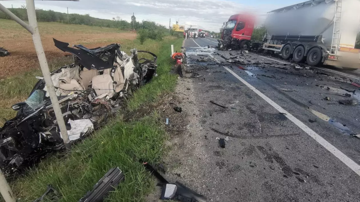 Accident grav la Craiova. Două persoane au murit și una a fost rănită după ce o maşină a lovit o betonieră