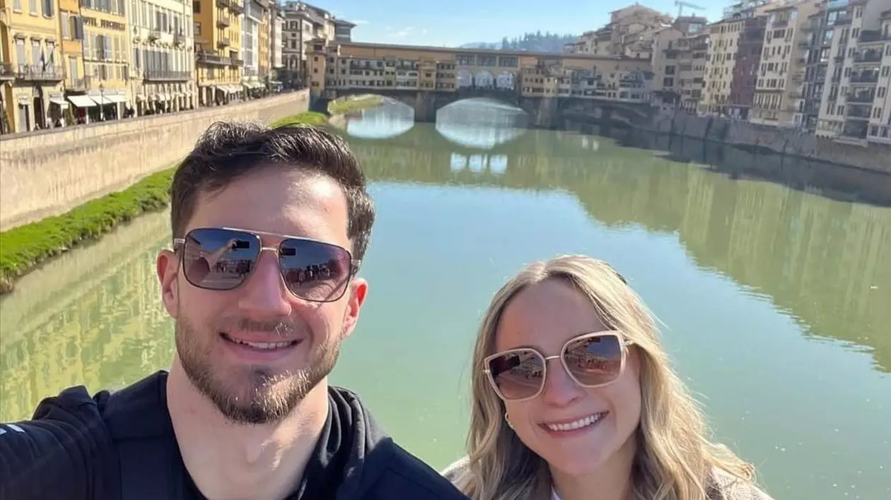 Zach Hankins, 28 de ani, pivotul lui U-BT Cluj Napoca, impreuna cu iubita lui fotografiati in Florenta.. in spate se zareste un rau si podul aurarilor, iar pe maluri mai multe cladiri istorice