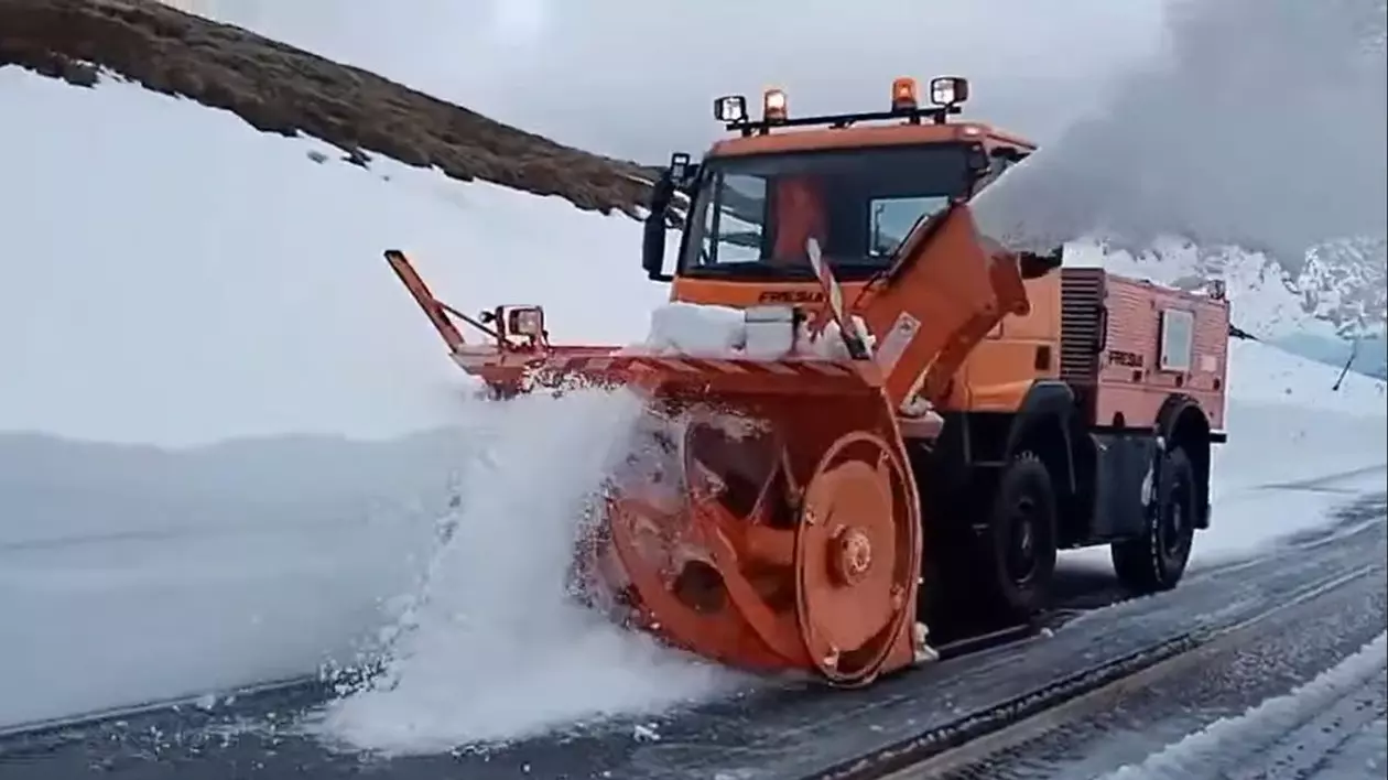 drumarii încearcă să deszăpezească porțiuni din Transalpina, unde stratul de zăpadă a depășit un metru, 28 mai 2025