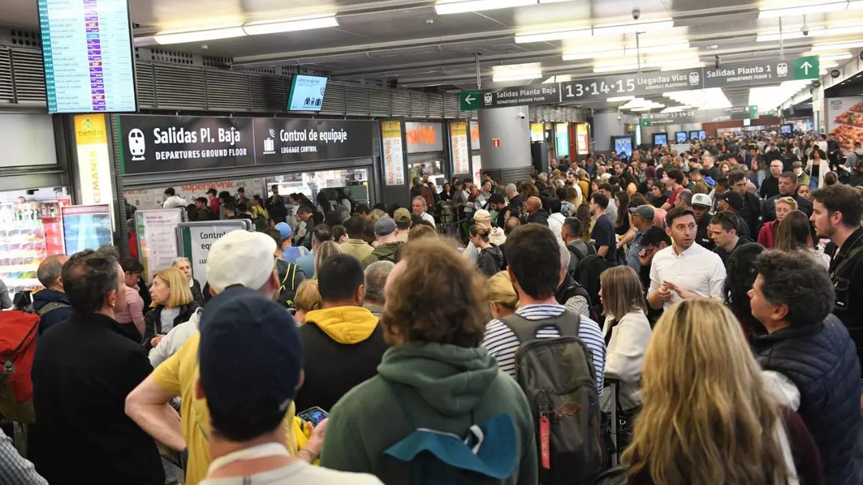 Zeci de persoane așteaptă în stația Atocha-Almudena Grandes pe 5 mai 2025, în Madrid (Spania), după ce sistemul de transport feroviar s-a blocat timp de ore întregi