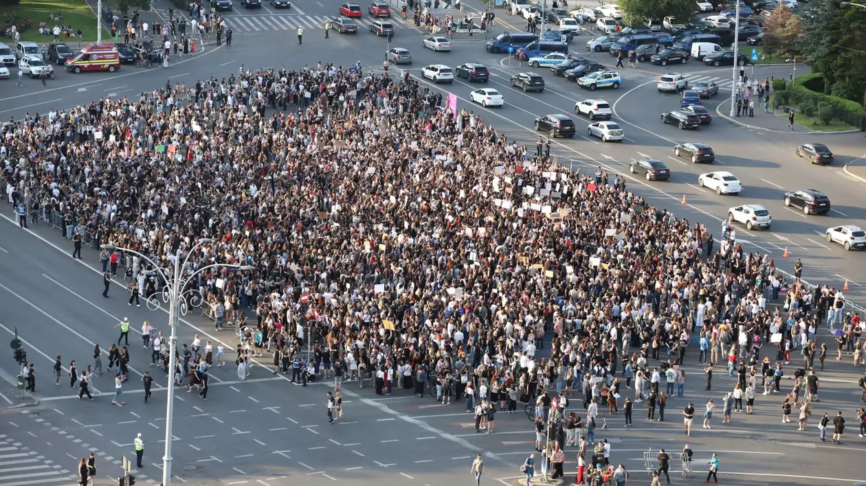 Imagine de sus, făcută de pe unul dintre blocurile din Piața Victoriei