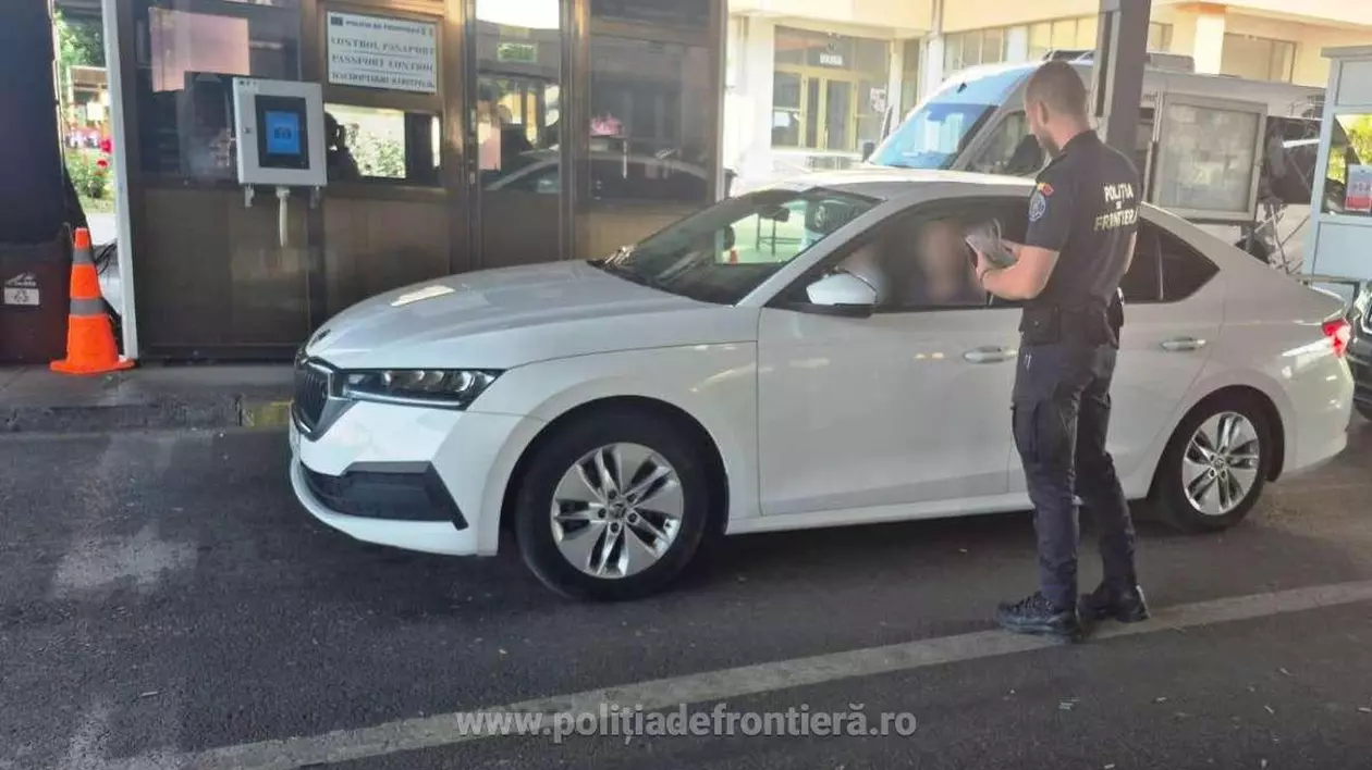 Un polițist de frontieră cercetează actele unui șofer în vama Albița