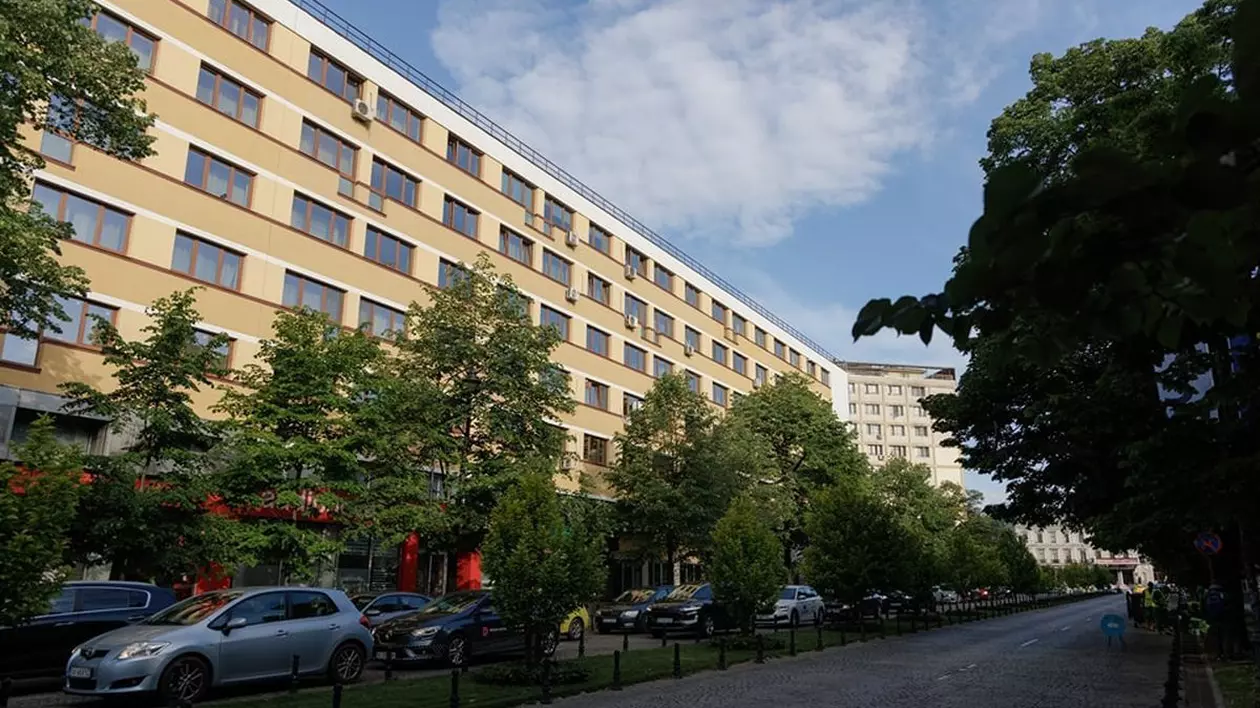Imagine cu un bloc din zona centrală a municipiului Iași