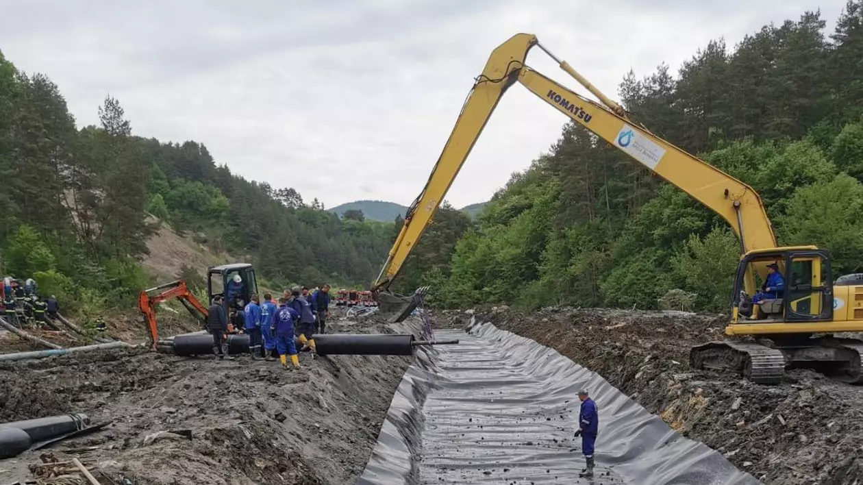 Lucrări de consolidare a malurilor pârâului Corund care a provocat inundații la Salina Praid
