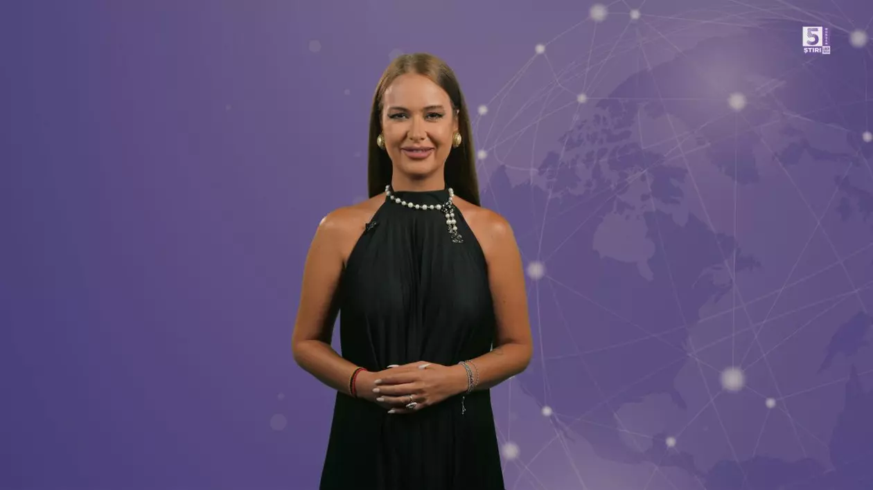 Denisa Macovei într-o rochie neagră pe un fundal mov în ediția din 18 iunie a 5 știri by Libertatea - monden.