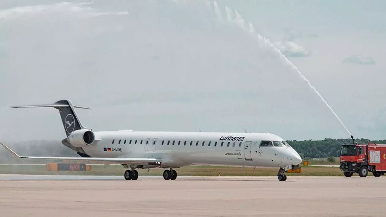 Un avion decolează de pe aeroportul din Oradea