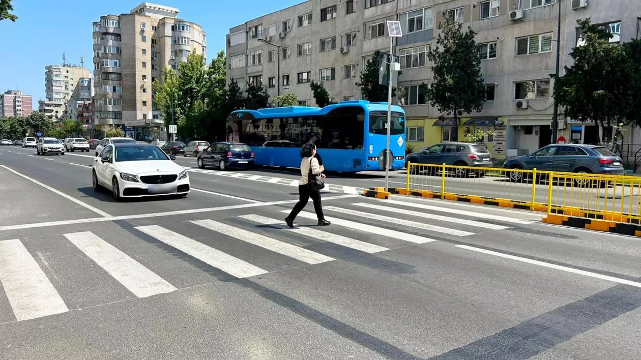 O femeie traversează strada în Constanța