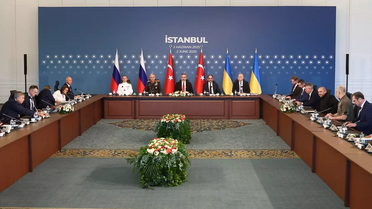 A doua rundă de negocieri ruso-ucrainene, la Istanbul. Delegația rusă, în stânga - delegația ucraineană, în dreapta Foto: Profimedia