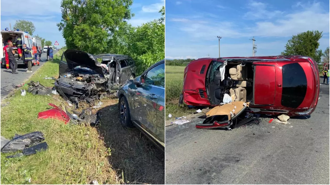 În cele două imagini, trei mașini accidentate. În partea stângă o mașină gri cu capota ridicată și componente împrăștiate pe marginea drumului și o altă mașină albastră lângă ea. În dreapta, o mașină roșie avariată, care s-a răsturnat pe o parte.