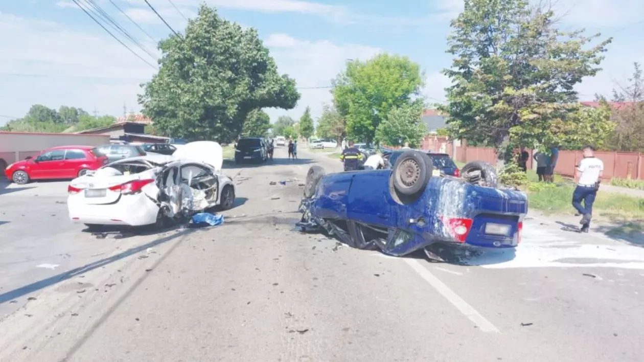 mașini lovite în mijlocul drumului DN 65, unde a avut loc un accident rutier implicând trei autoturisme, 16 iunie 2025