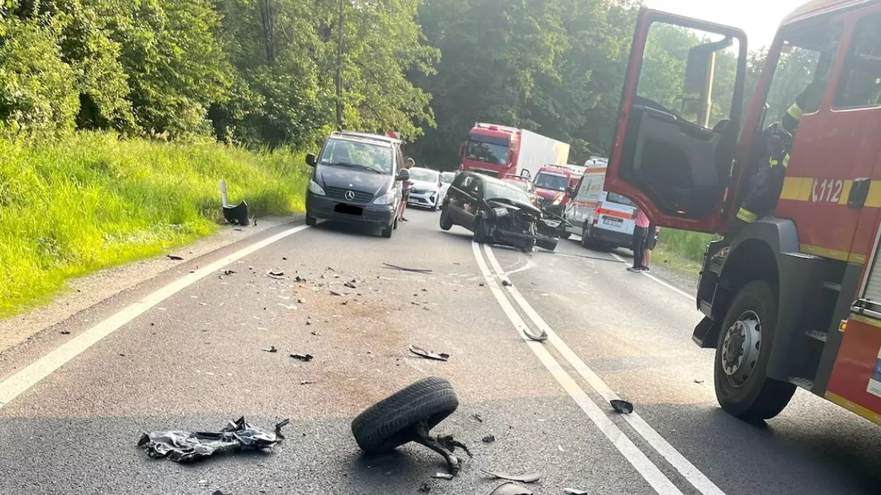 Cele două mașini care s-au lovit frontal pe DN1 între București și Sibiu, una dintre ele este complet distrusă în partea din fața și o roată i-a sărit pe carosabil.