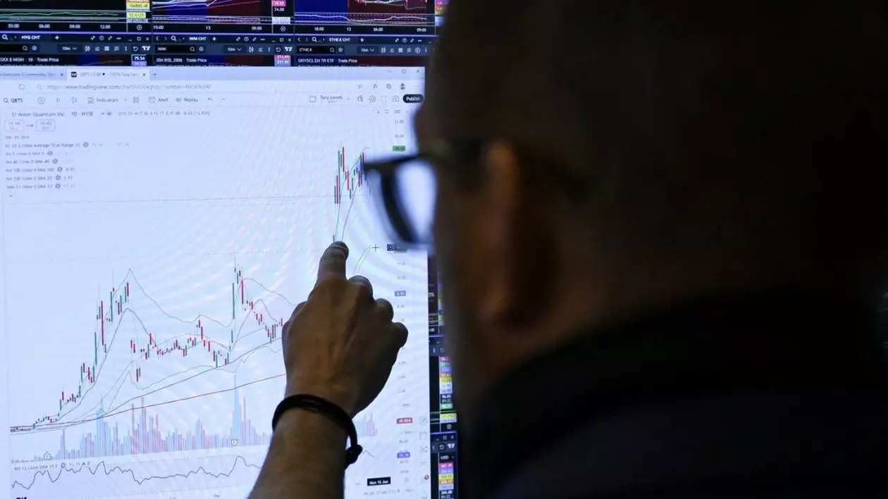 Traderii lucrează și se uită pe graficul Bursei de Valori din New York (NYSE) la deschiderea tranzacțiilor pe 13 iunie 2025, în New York City. Prețurile petrolului au crescut vertiginos, iar acțiunile s-au prăbușit vineri, după ce Israelul a lansat atacuri asupra unor situri nucleare și militare din Iran, alimentând temerile unui război în toată regula.