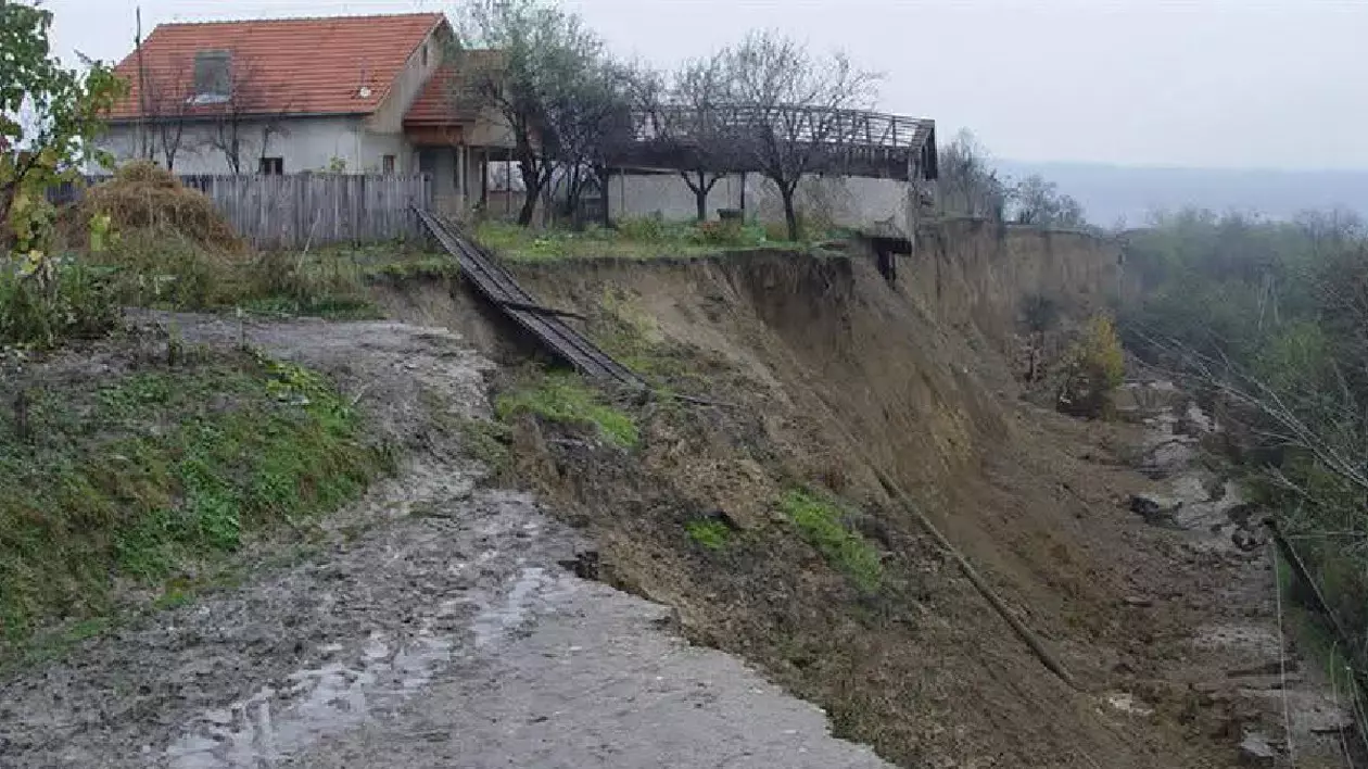 Mai multe case sunt în pericol săs e prăbușească din cauza unei alunecări de teren din Prahova