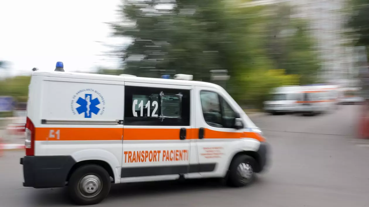 Imagine cu o ambulanță de transport pacienți în oraș