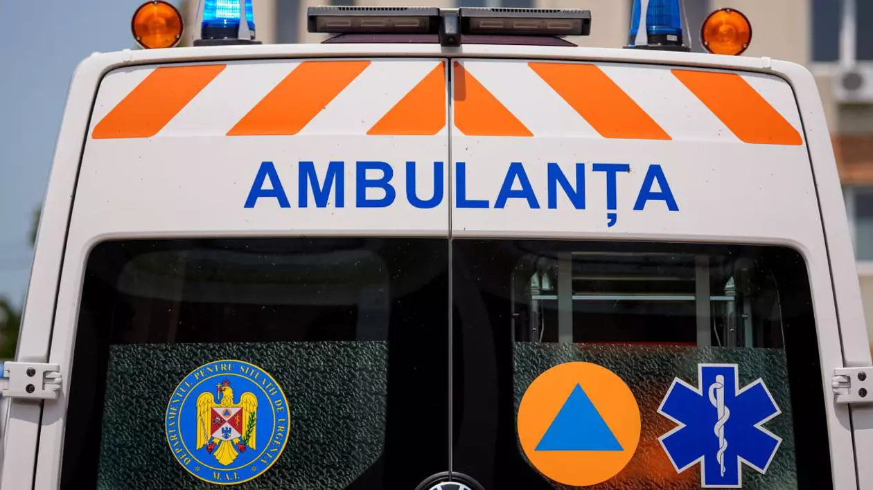 O ambulanță în București cu girofarurile pornite