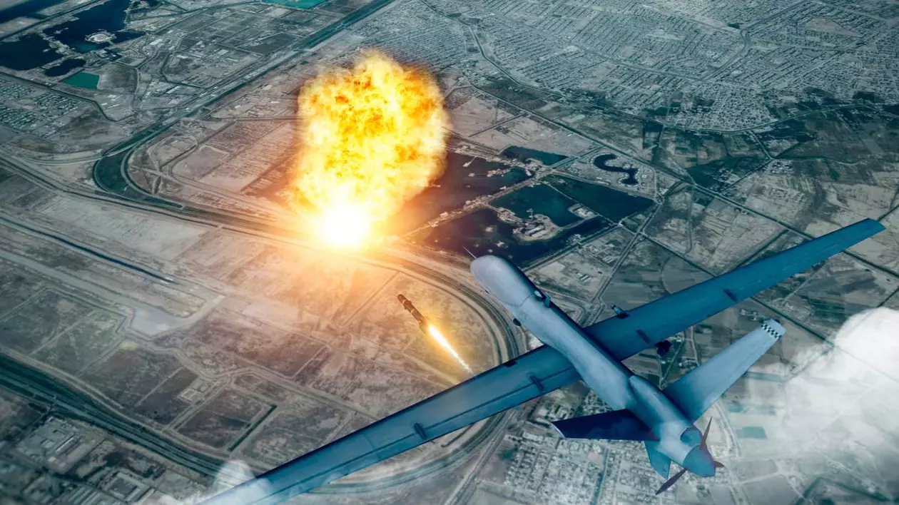 O dronă de război în timp ce survolează un oraș și urmează să atace o localitate în care deja a avut loc o explozie.