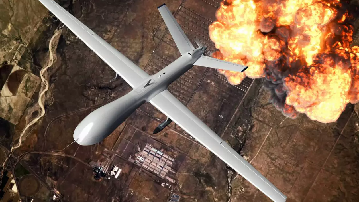 O dronă care survolează o câmpie după ce și-a atacat ținta și a provocat o explozie.