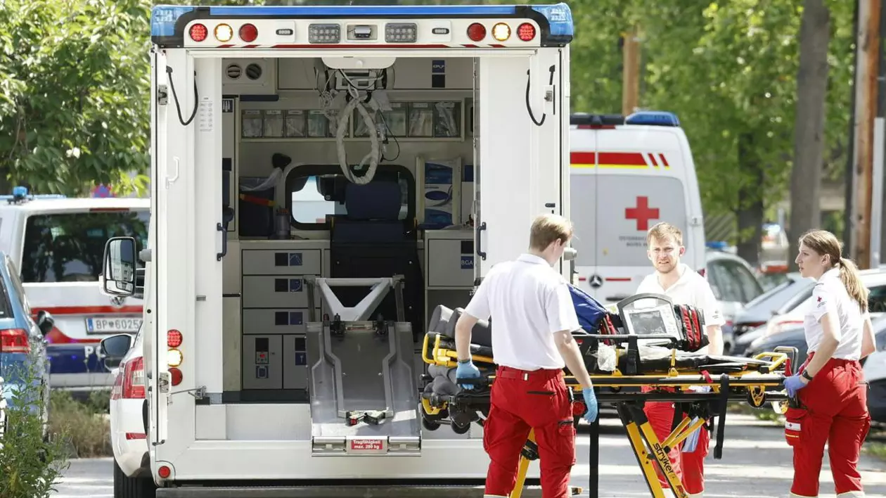 ambulanță ajunsă la GRaz, cu ușile deschise, paramedici se pregătesc să meargă să preia victime.