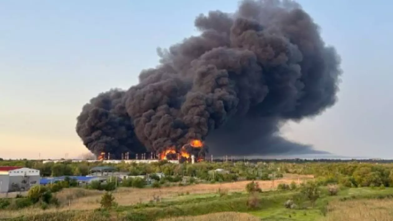 Unul dintre depozitele rusești arde în flăcări după ce a fost lovit de dronele ucrainene și a avut loc o explozie.