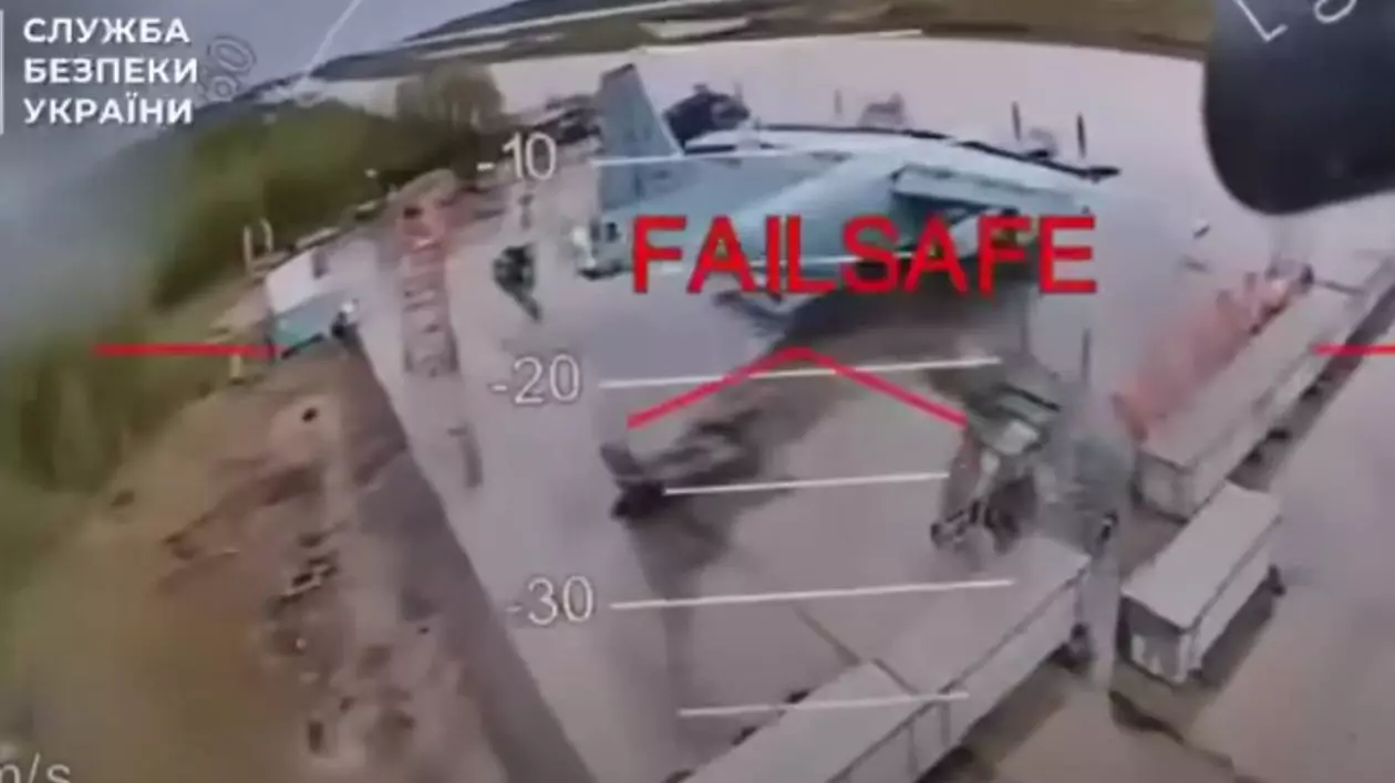 Imagine din timpul atacului cu drone lansat de Ucraina asupra bazelor aeriene ruse. În imagini se vede un avion care urmează să fie atacat