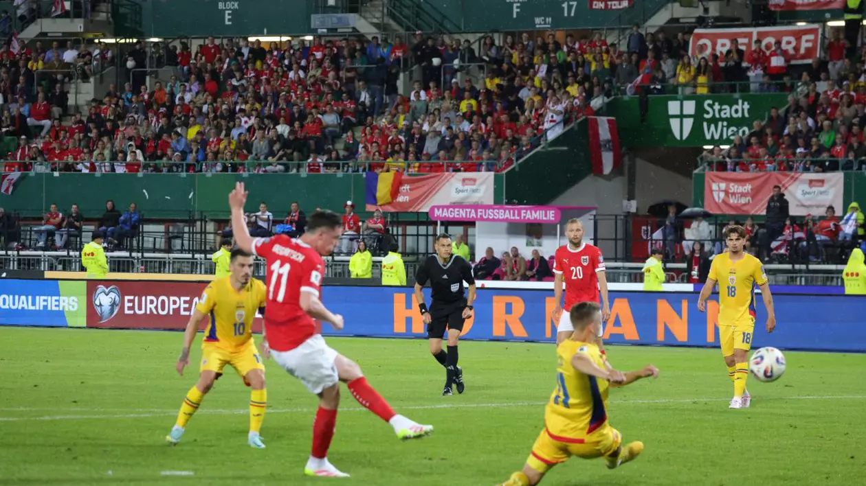 Austriacul Gregoritsch trimite un voleu spre poarta României.