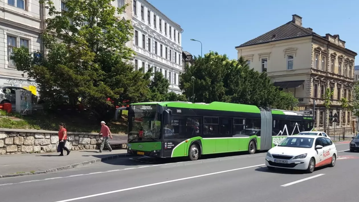 Un autobuz în stație, în Brașov