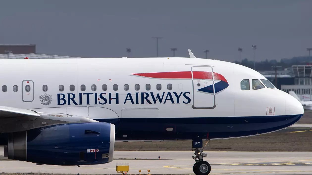 Logo-ul companiei aeriene British Airways este afișat pe un avion de pasageri pe aeroportul din Frankfurt.