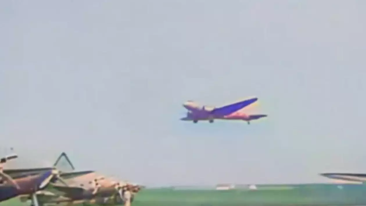 Imagine cu un avion care a decolat de pe pistă