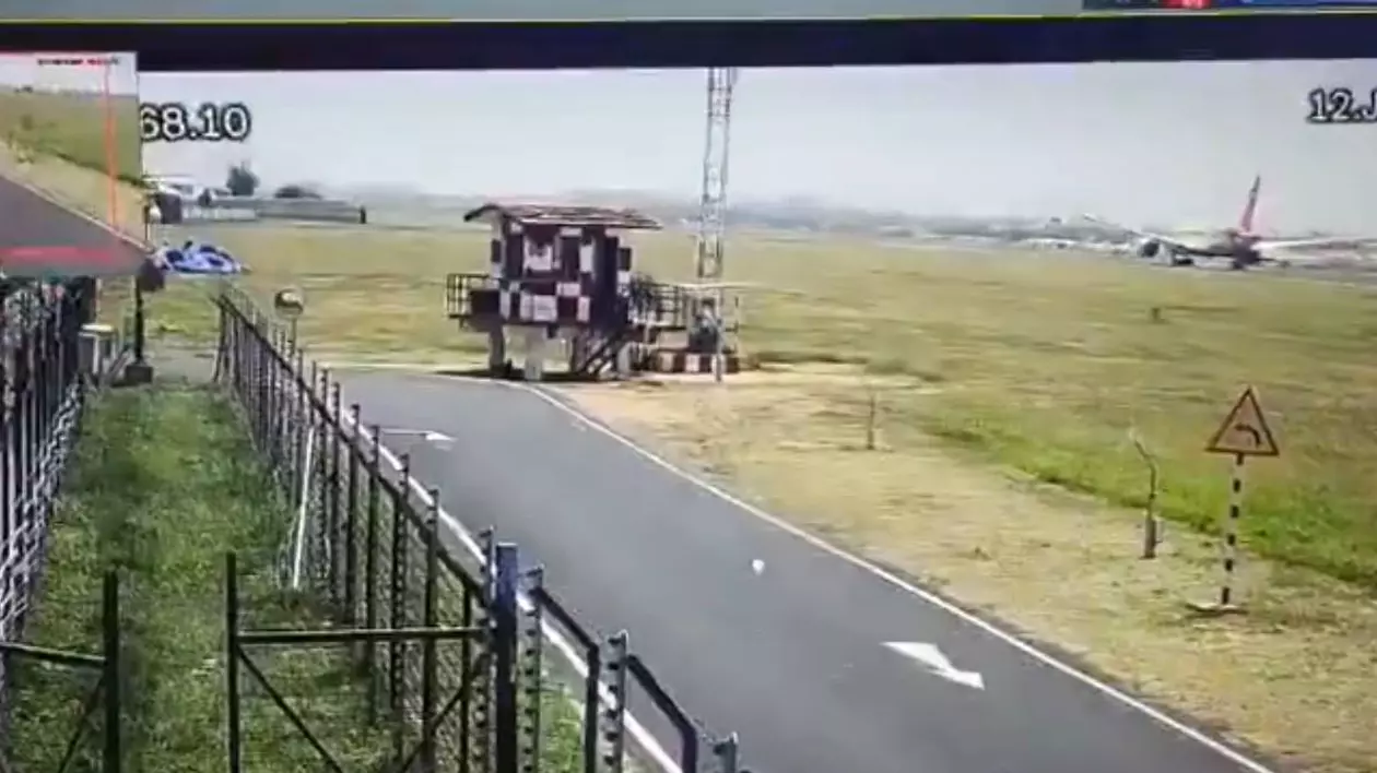 Imagini cu avionul Air India aflat pe pistă, înainte de a decola
