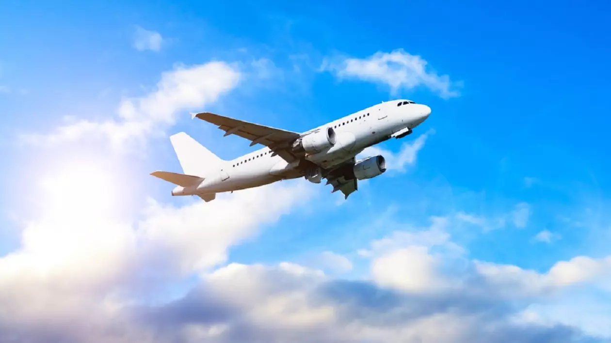 Ce înseamnă când visezi avion - Imagine cu un avion din seria Airbus A320 în zbor