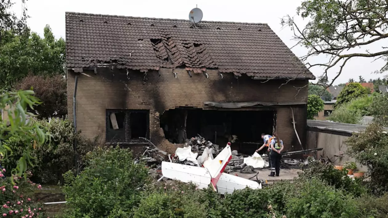 Avionul s-a prăbușit într-o casă. Foto Bild