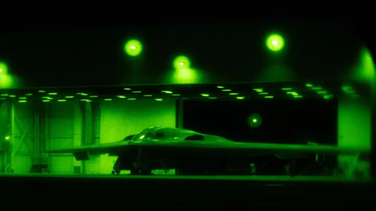 Fotografie în infraroșu, in verde si negru, publicată de Forțele Aeriene ale SUA pe 23 iunie 2025, cu un B-2 Spirit al Forțelor Aeriene ale SUA pregătit pentru operațiuni înaintea Operațiunii „Midnight Hammer” de la Baza Forțelor Aeriene Whiteman, Missouri, pe 22 iunie 2025