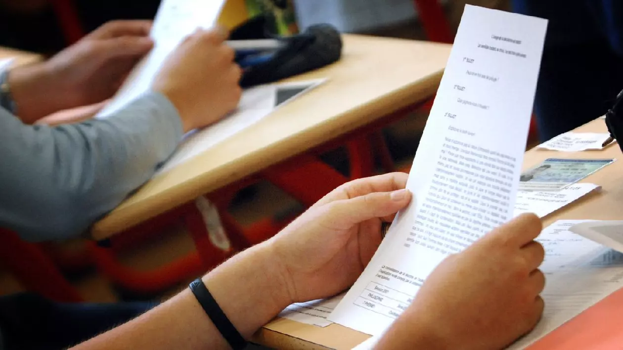 Fotografie realizată la 11 iunie 2007 la centrul de examinare Molière din Paris, cu liceeni care citesc lucrările de filosofie în timpul examenelor de bacalaureat 2007.