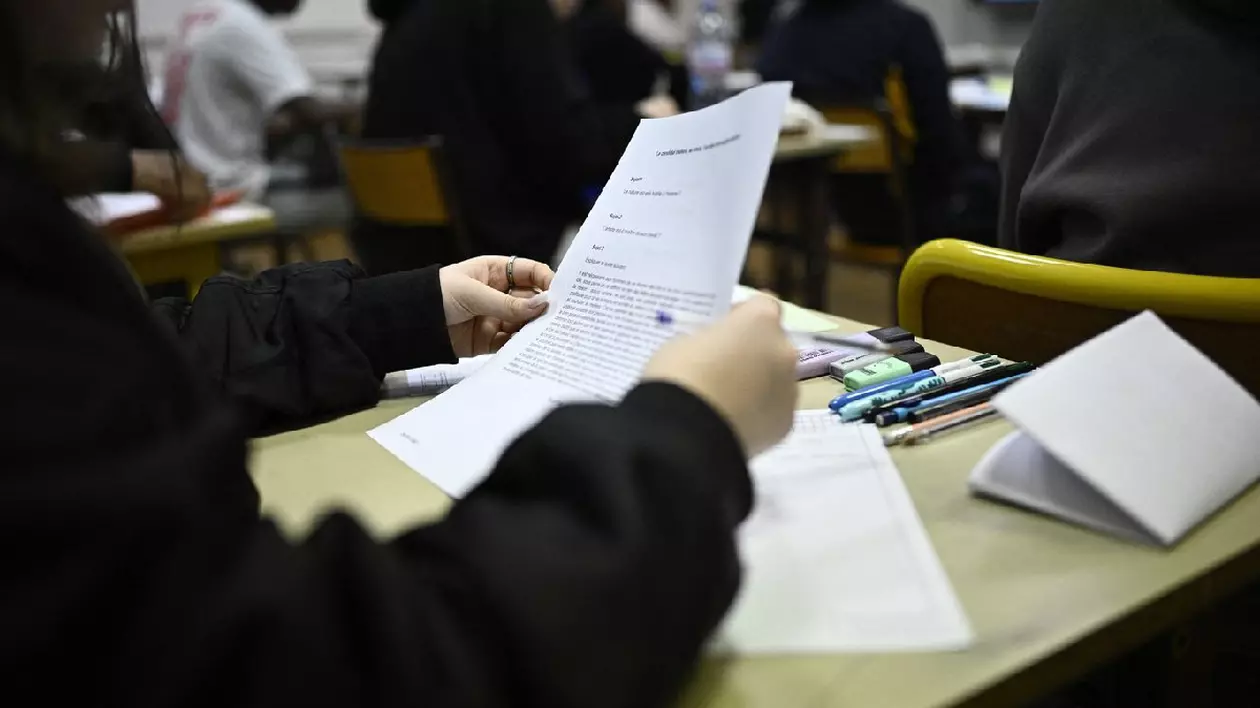 Un elev citește subiectul la începutul probei de filosofie din cadrul examenelor de bacalaureat la liceul Edgar Quinet din Paris, pe 18 iunie 2024.