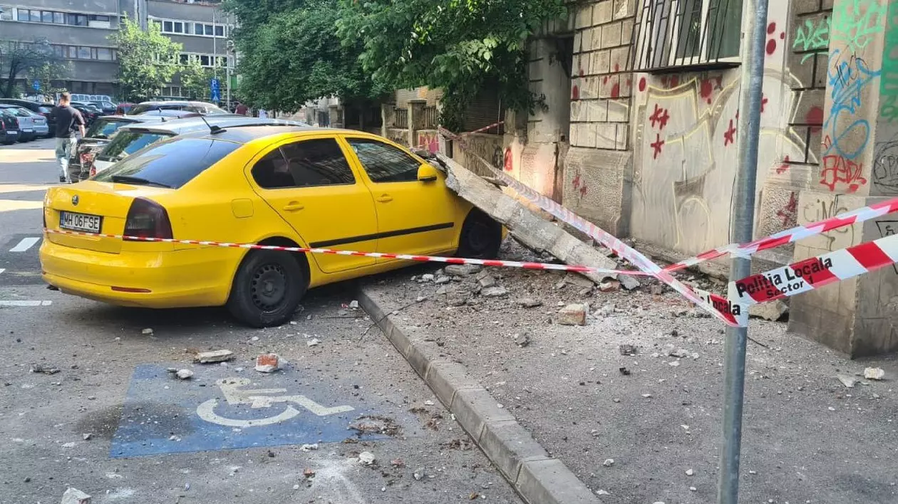 O mașină galbenă, distrusă de o bucată de beton