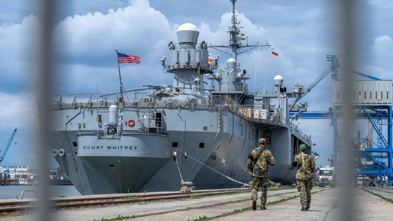 Vedere a navei de comandă a războiului amfibiu USS Mount Whitney a Marinei Statelor Unite în portul de peste mări din Rostock. Este nava amiral a Flotei a 6-a a SUA și are portul de origine în Italia.