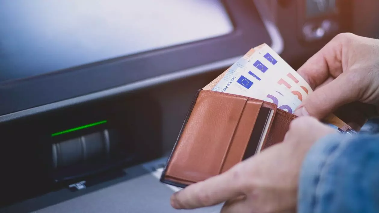 Ce ar &icirc;nsemna ca Rom&acirc;nia s&#259; fie retrogradat&#259; la &bdquo;junk&rdquo;. Via&#539;a cet&#259;&#539;enilor ar deveni un calvar: salarii stagnante sau venituri pierdute complet