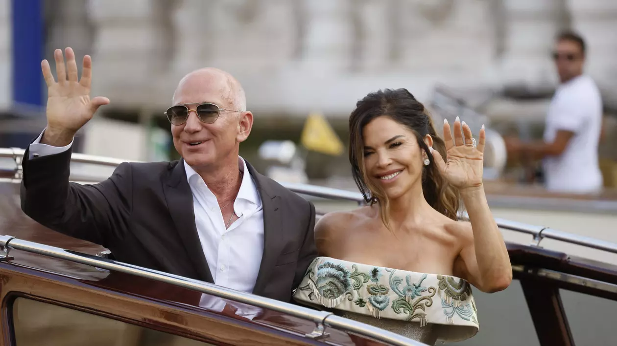 Bezos și Lauren Sanchez părăsesc hotelul înainte de nunta din Veneția Foto Hepta