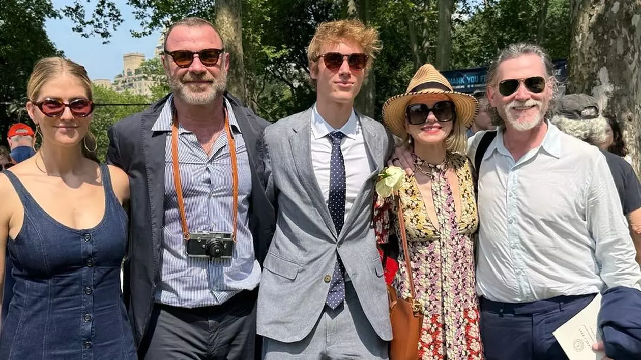 Liev Schreiber și Naomi Watts, alături de fiul lor, Sasha, dar și de actualii lor parteneri, Taylor Neisen și Billy Crudup
