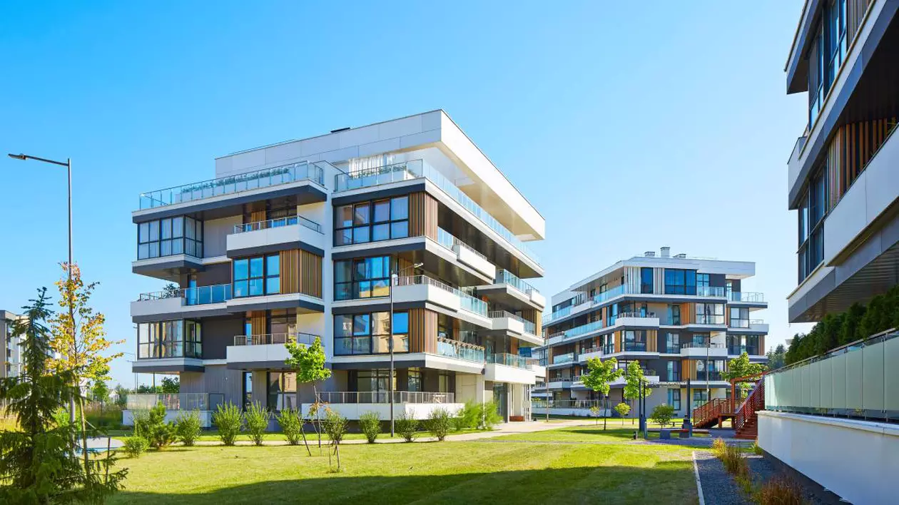 Trei blocuri de apartamente noi, moderne, cu patru etaje.