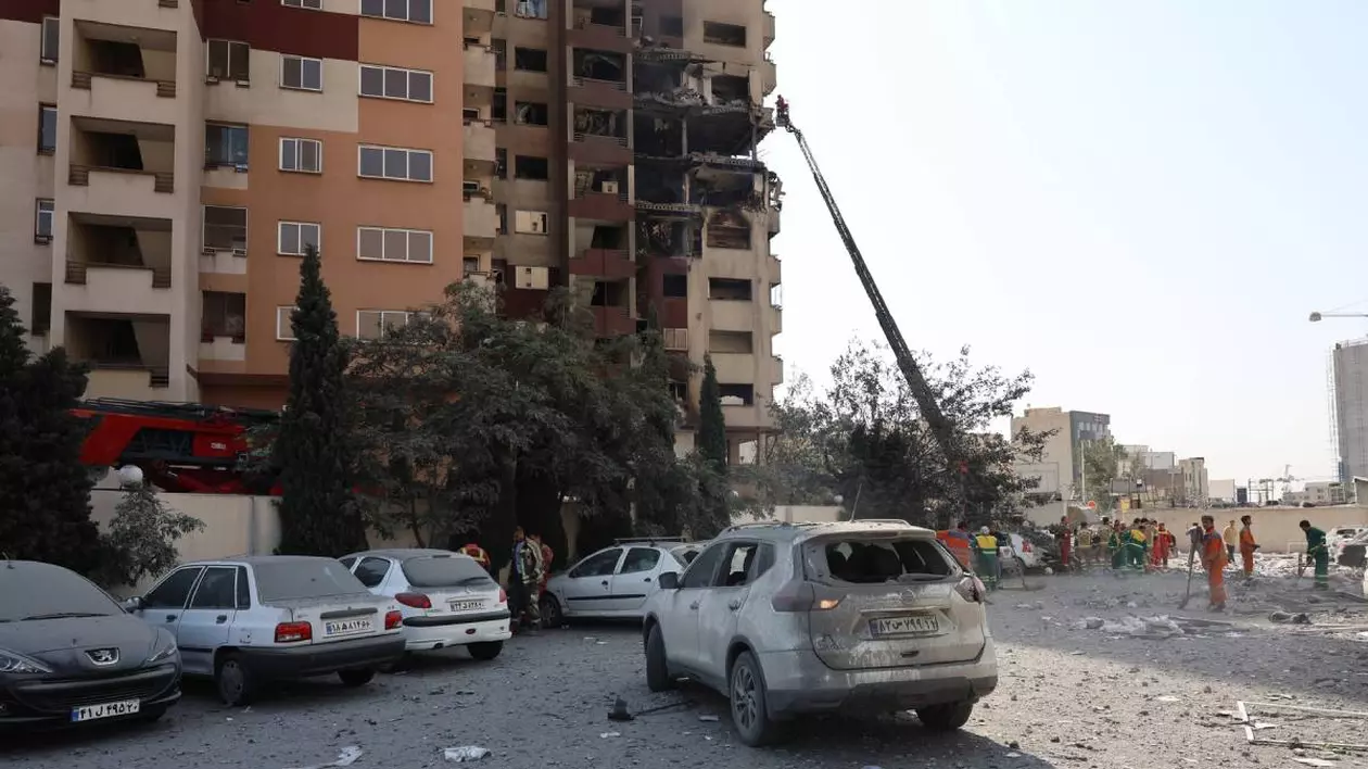 Un bloc din Teheran și mai multe mașini din jurul său au fost distruse în timpul atacului lansat de Israel