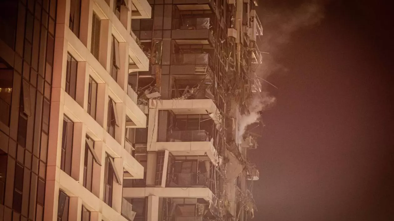 Un bloc turn din Tel Aviv este distrus chiar la etajele de la mijlocul clădirii, după atacul masiv al Iranului în Israel.