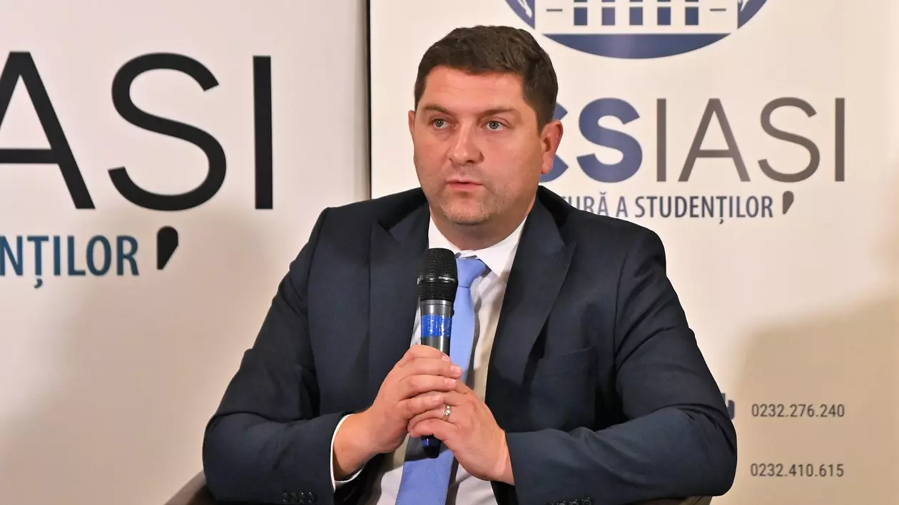 Bogdan Cojocaru surprins în timp ce ține în mâini un microfon, în timpul unui eveniment