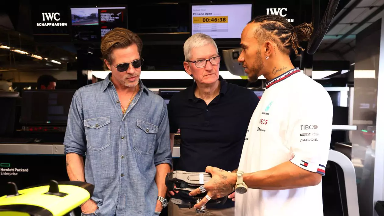 Brad Pitt (stânga) și Lewis Hamilton (dreapta) discută despre „F1: Filmul”