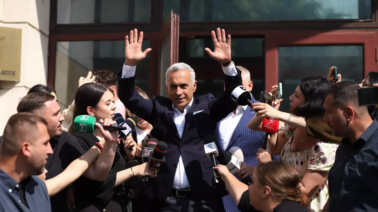 Călin Georgescu a fost așteptat la Parchetul General de aproximativ 100 de fani. Foto: Dumitru Angelescu / Libertatea