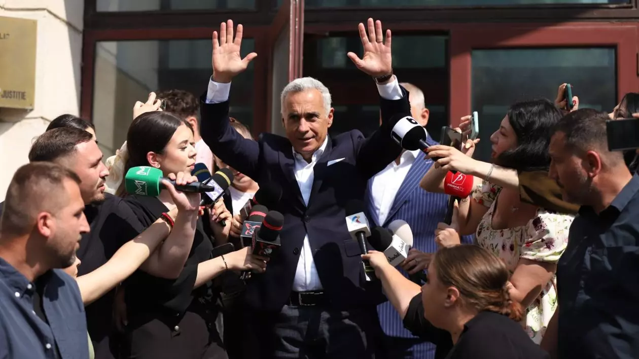 Călin Georgescu a fost așteptat la Parchetul General de aproximativ 100 de fani. Foto: Dumitru Angelescu / Libertatea