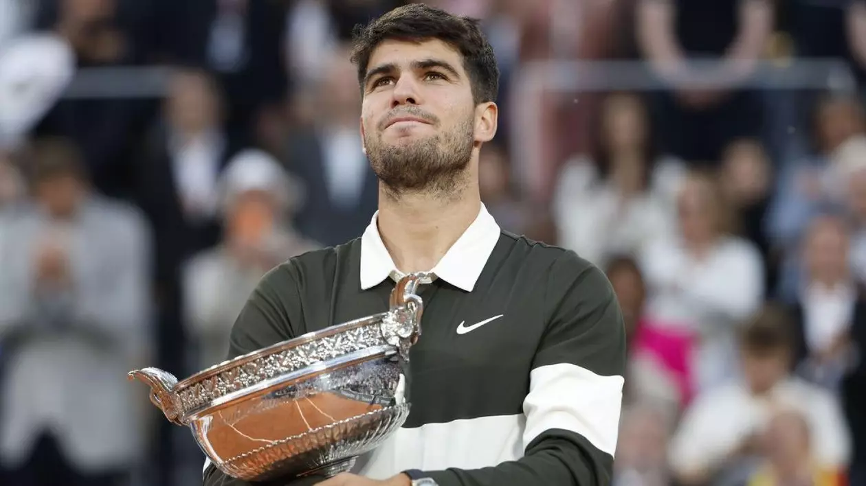 Carlos Alcaraz din Spania sărbătorește în timpul ceremoniei de premiere după victoria sa împotriva italianului Jannik Sinner în finala masculină din ziua 15 a turneului de tenis Roland-Garros 2025, French Open, Grand Slam, pe 8 iunie 2025, pe stadionul Roland-Garros din Pennsylvania.