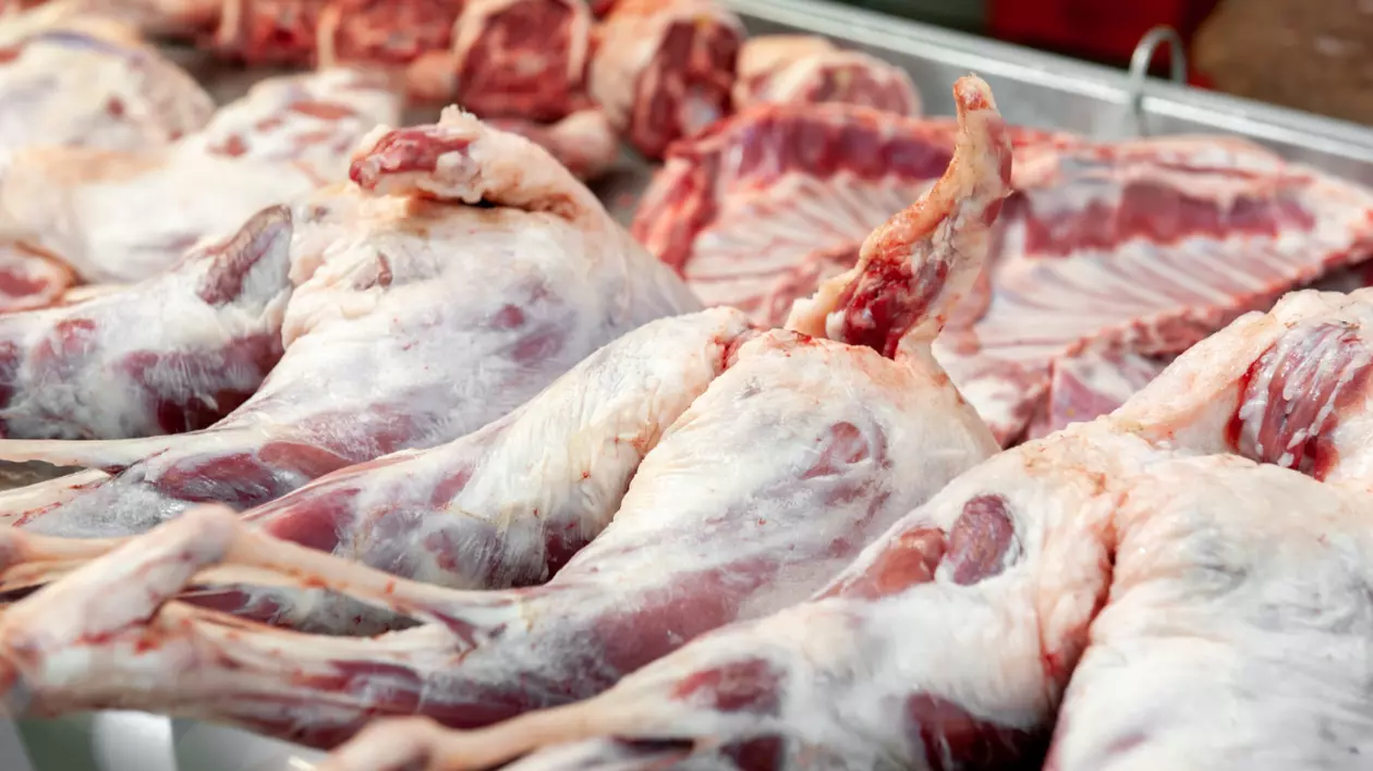 În imagine sunt ilustrate bucăți de carne de oaie, care se află pe o vitrină