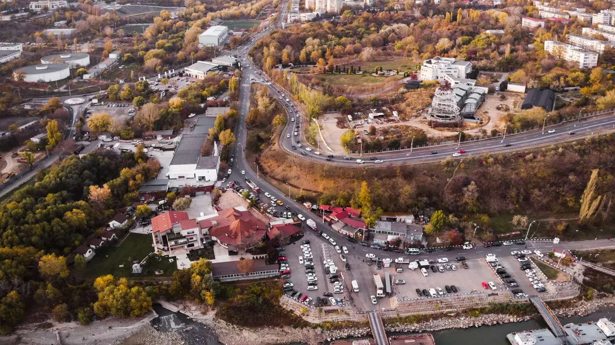 Fotografie aeriana cu orasul galati. s eobserva mai multe ansambluri de locuinte si fluviul dunarea